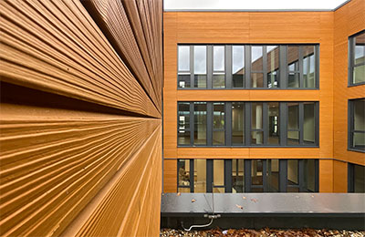 Holzfassade eines Bürogebäudes